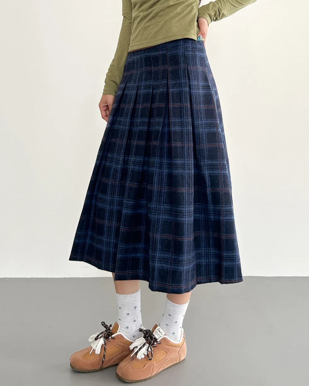 Preppy Style Plaid Pleated Midi Skirt — view 3 Preppy Style Plaid Pleated Midi Skirt — view 3